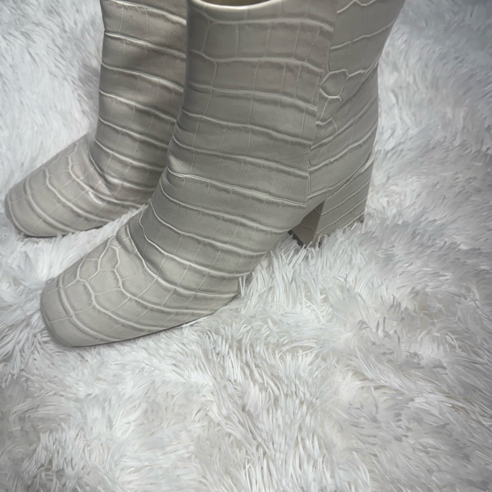 Sam Edelman Ivory Croc-Embossed Block Heel Boots – Size 8 - Picture 4 of 14